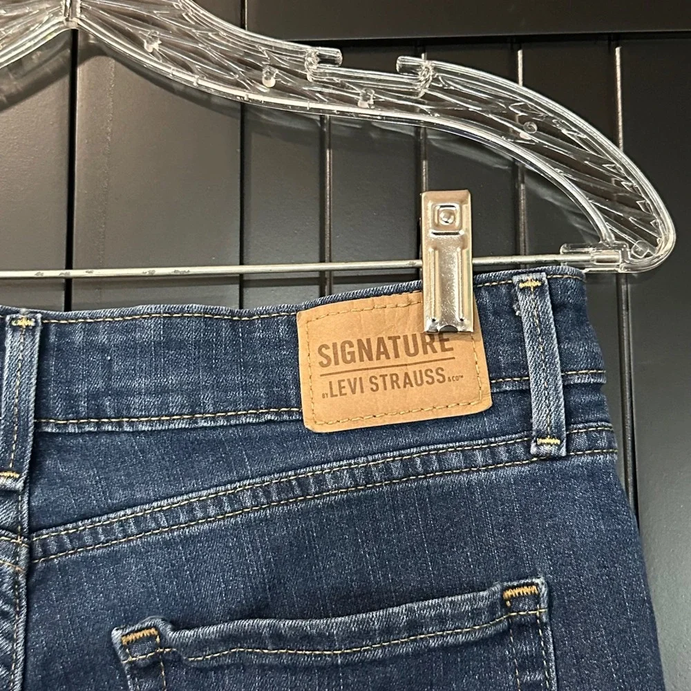 Signature Levi Strauss Bermuda Denim Shorts Juniors 6 / W28 Cuffed Stretch Blue